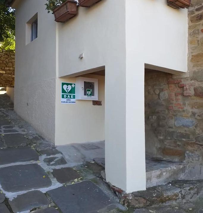Defibrillatore installato nella piazza del castello