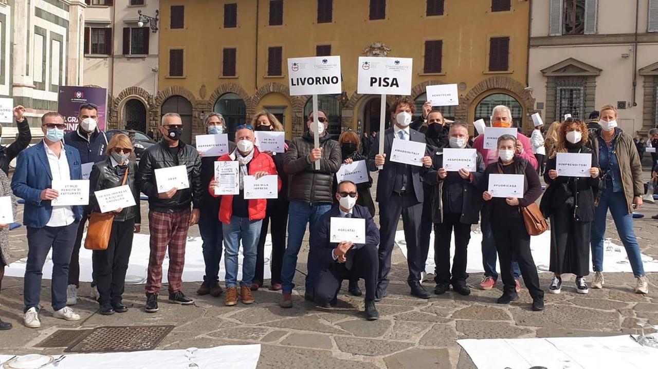 Sit-in ordinato e pacifico sotto la Torre pendente