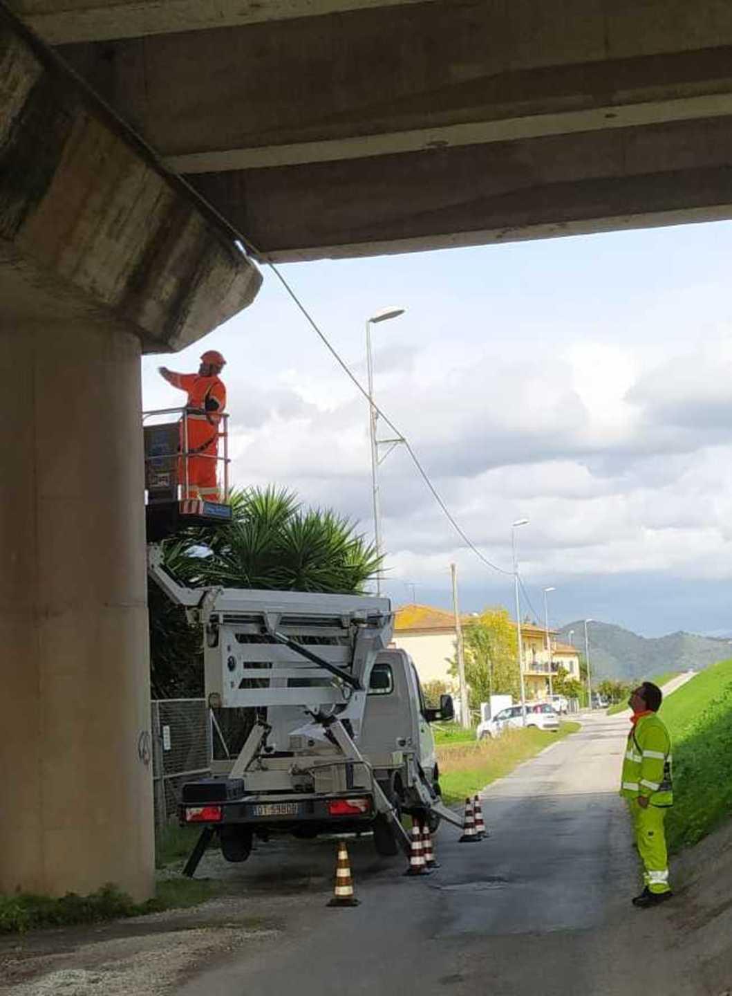 Giù calcinacci dal sottovia dell’autostrada, subito i lavori