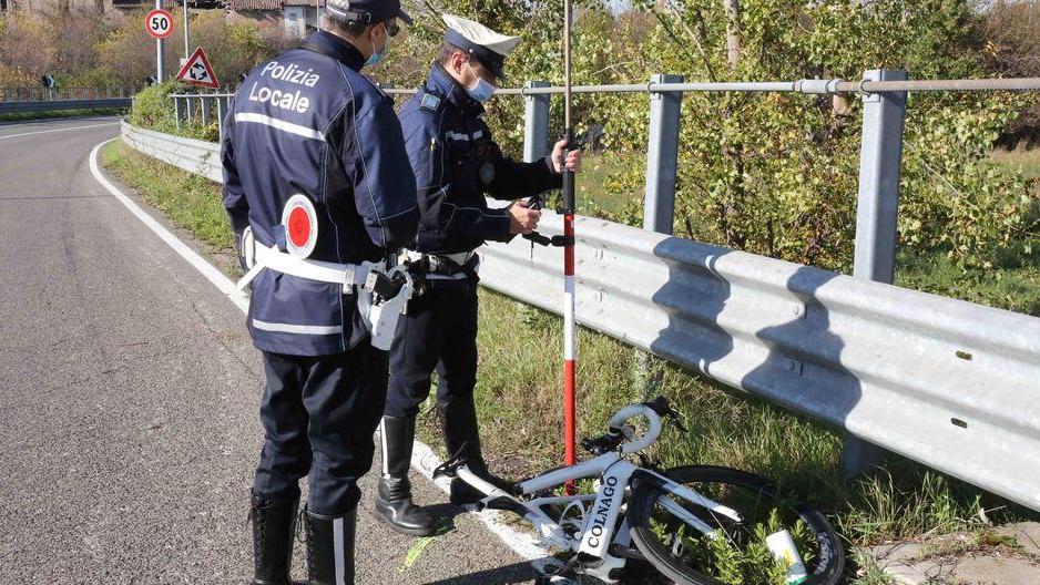 Schianto tra auto e bicicletta grave un ciclista di 73 anni