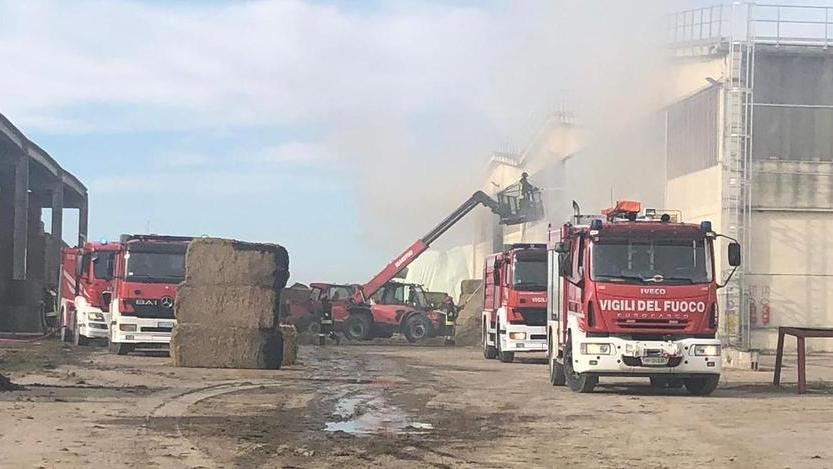 Rotoballe in fiamme nel capannone dell’azienda Alba