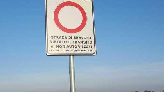 Chiuso l’argine per frana la rabbia dei residenti