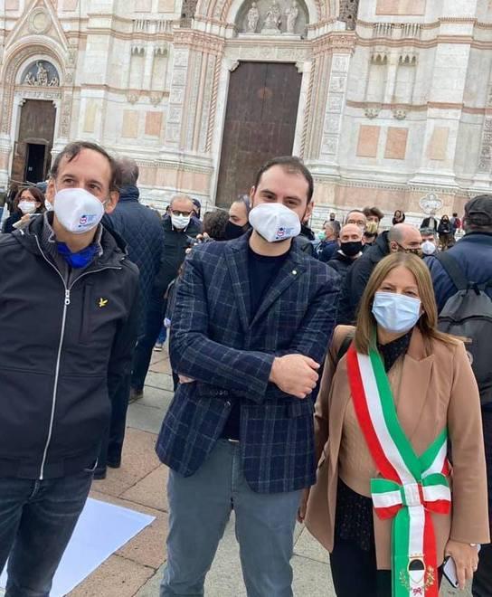Ferraresi contro le chiusure anticipate