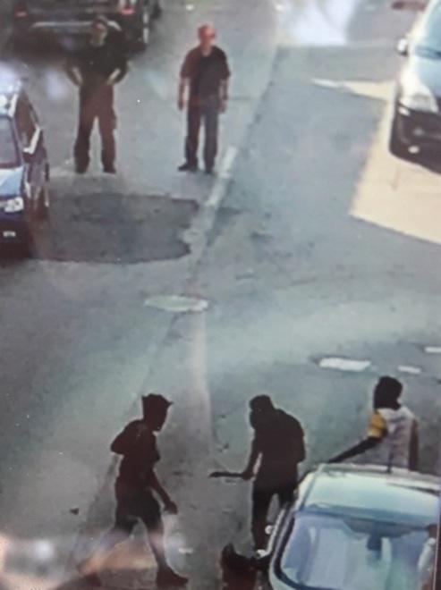 Le indagini sulle tracce del machete dell’agguato La svolta con il pizzo chiesto alla ambulante