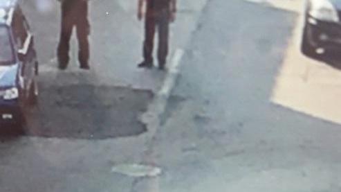 Le indagini sulle tracce del machete dell’agguato La svolta con il pizzo chiesto alla ambulante