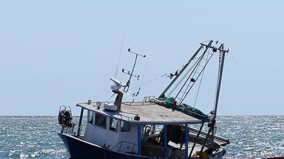 Scontro tra pescherecci a 4 miglia dalla costa Illesi gli uomini a bordo