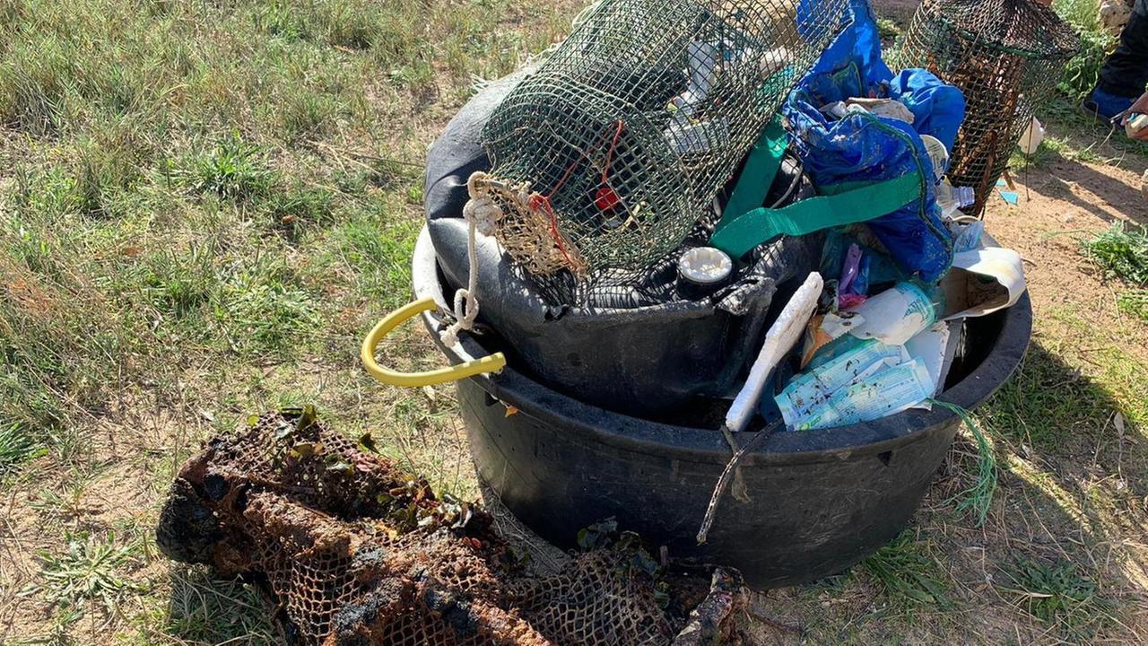 A pesca di plastica nei fondali del golfo 