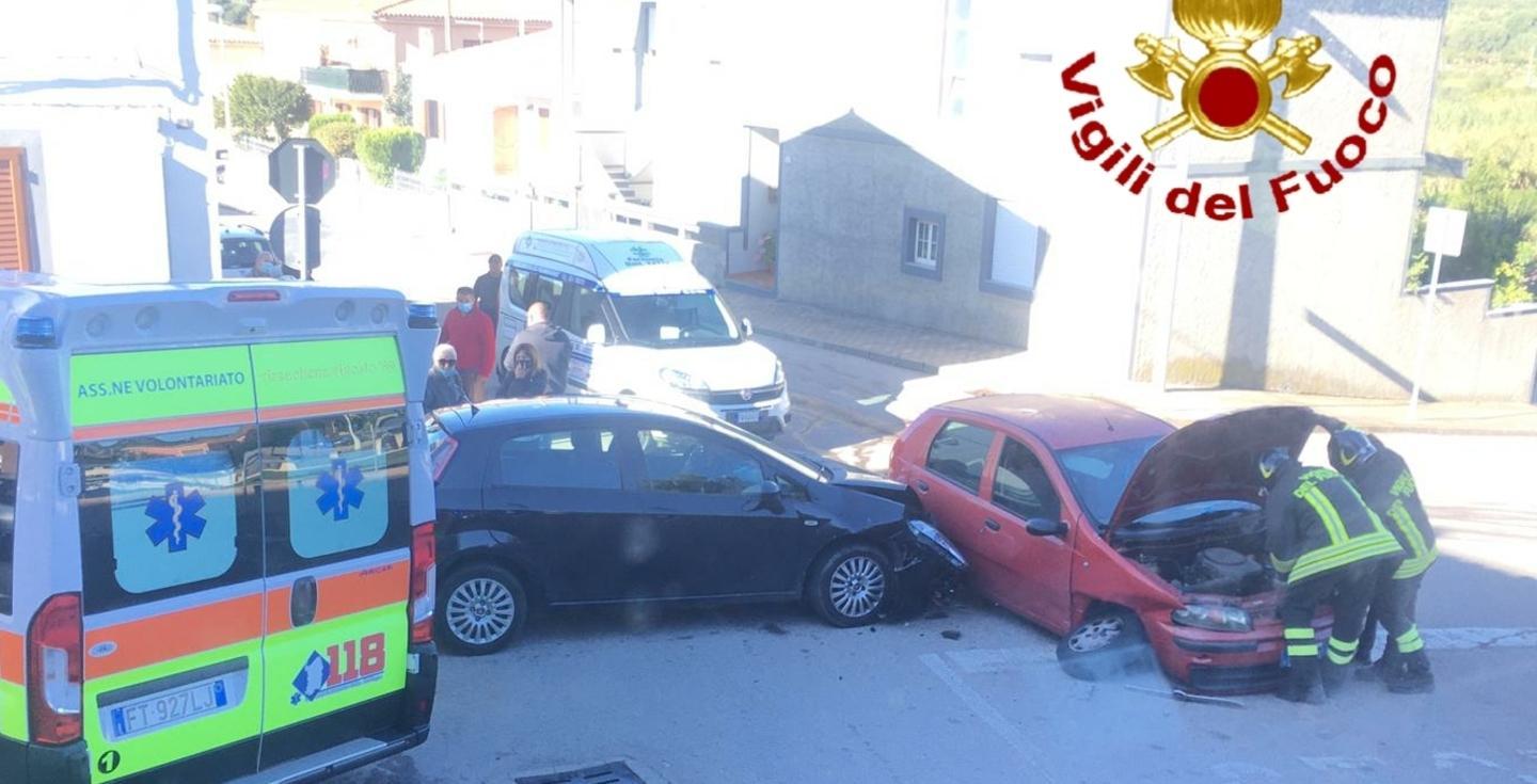 Scontro con l’auto: due persone in ospedale