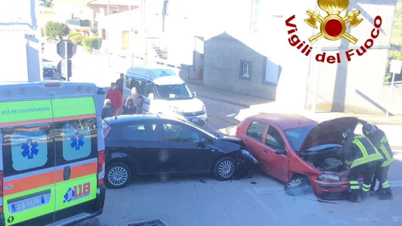 Scontro con l’auto: due persone in ospedale