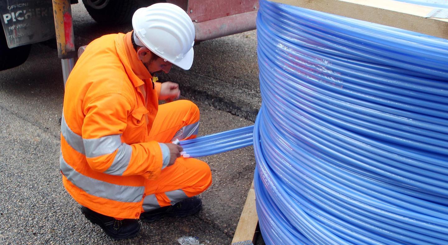 Tecnici delle fibre ottiche. Ingegneri delle tele- comunicazioni 