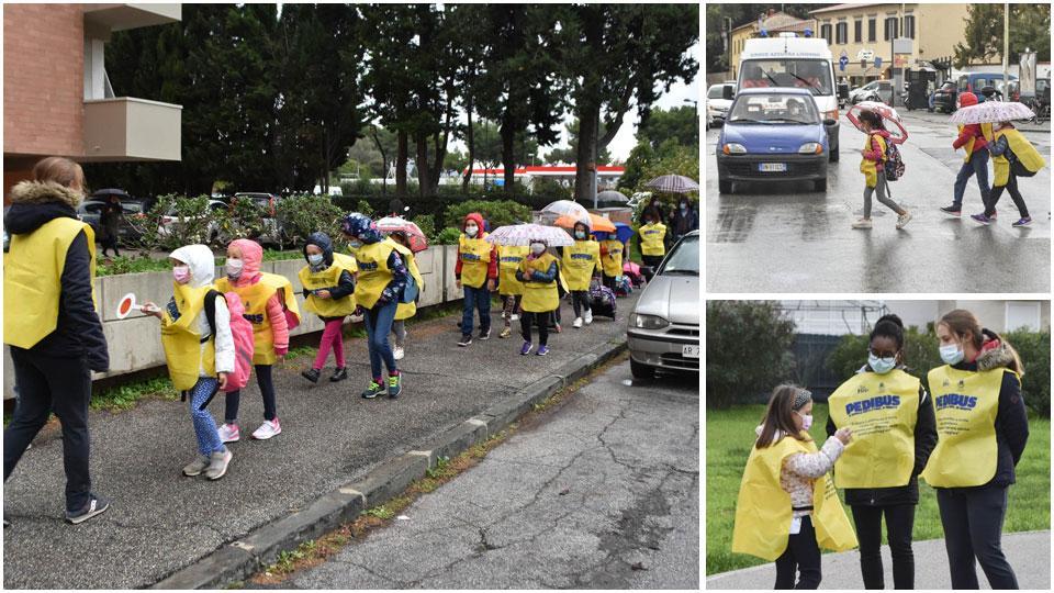 I bambini che si dispongono in fila: è la partenza del Pedibus, che si ferma di fronte alle scuole elementari e lascia i bimbi in aula a fare lezione, i piccoli passeggeri del Pedibus attraversano la strada in città sotto lo sguardo delle operatrici della cooperativa KoalaLudo e i bambini si ritrovano prima della partenza a piedi