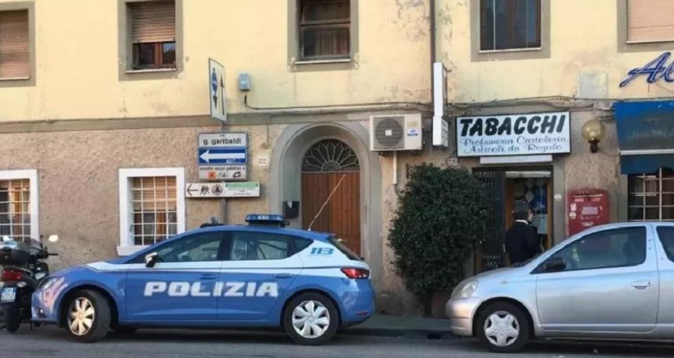 La polizia davanti alla tabaccheria Nevini