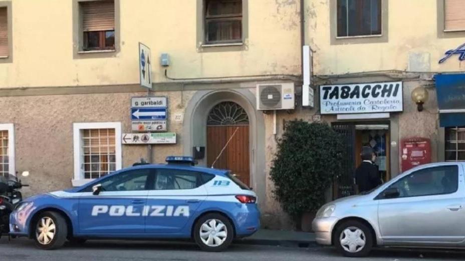 La polizia davanti alla tabaccheria Nevini