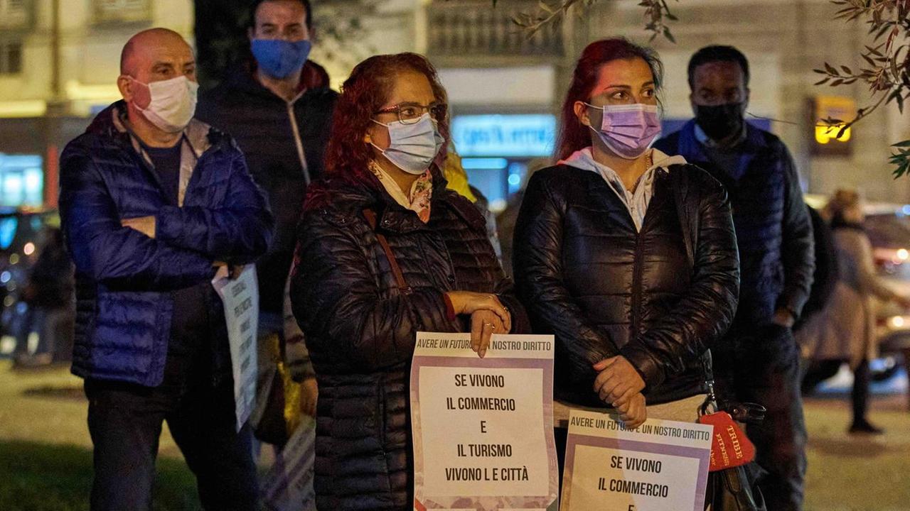 L’esercito del commercio in piazza contro il Dpcm. In 400 chiedono un futuro