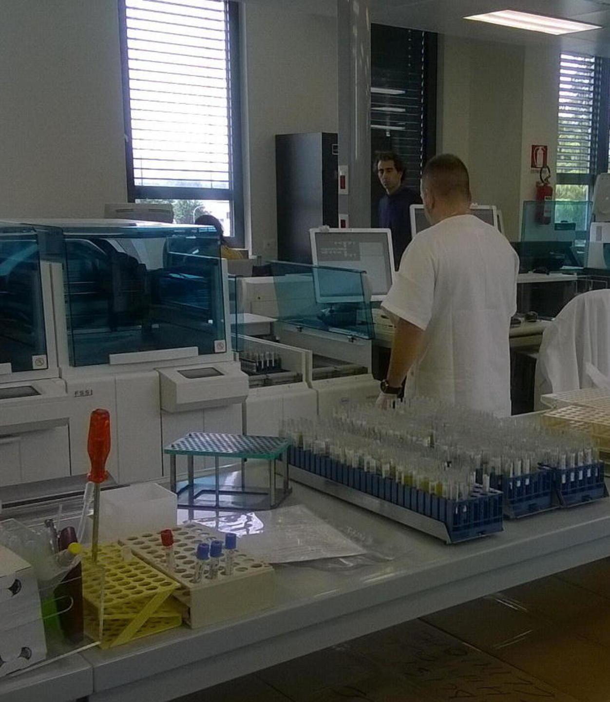 Poco personale e orari massacranti, stato di agitazione nei laboratori 