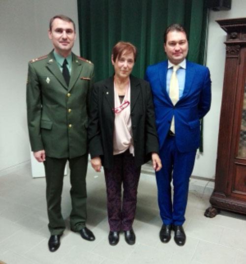 Marta Tongiani con due rappresentanti dell’ambasciata russa