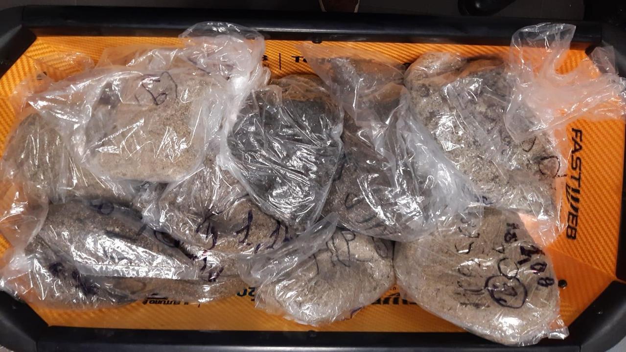 Tre turisti spagnoli rubano 13 kg di sabbia e ciottoli dalle spiagge dell'Elba, fermati all'aeroporto di Pisa