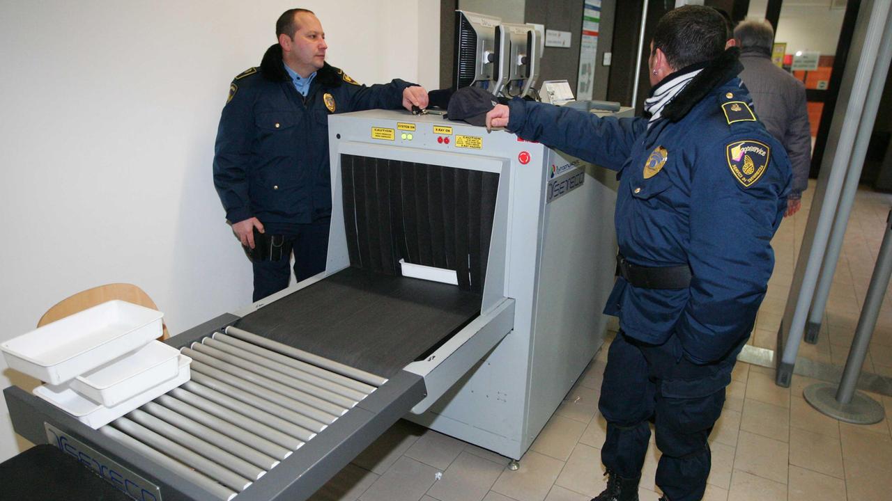 Reggio Emilia, entra in tribunale con un coltello: denunciato