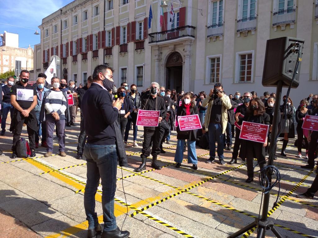 La manifestazione degli artisti in piazza Palazzo a Cagliari (foto Mario Rosas)