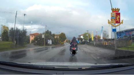 Truffa dello specchietto a un'anziana: identificati con una telecamera in auto