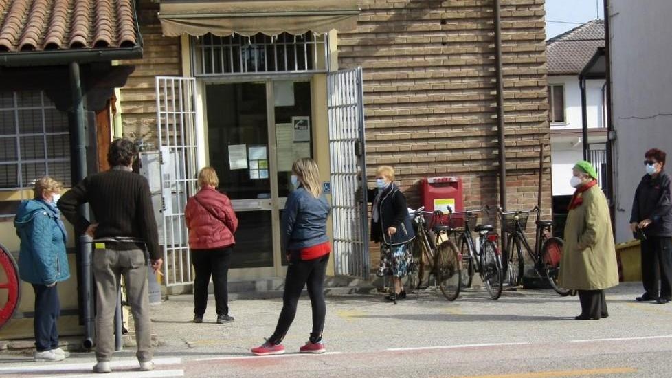 Code, proteste e timori: l’ufficio postale di Vigarano Pieve va a scartamento ridotto