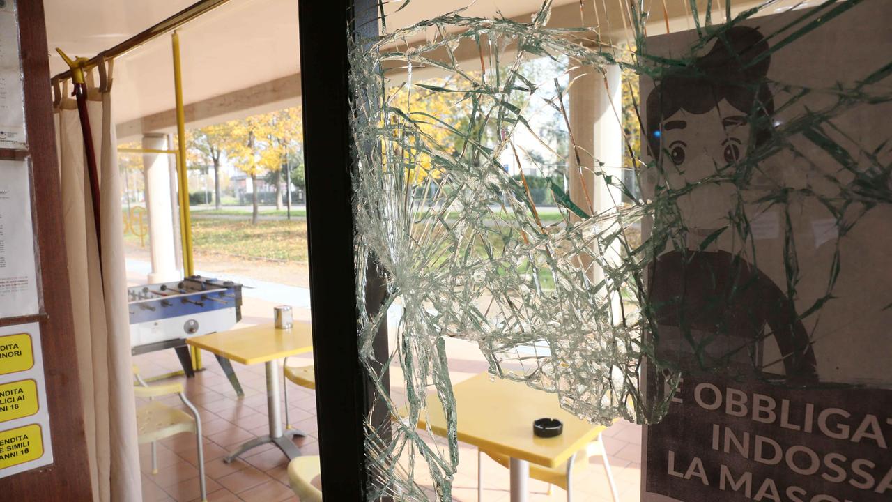 La vetrata del bar Giza spaccata dai ladri