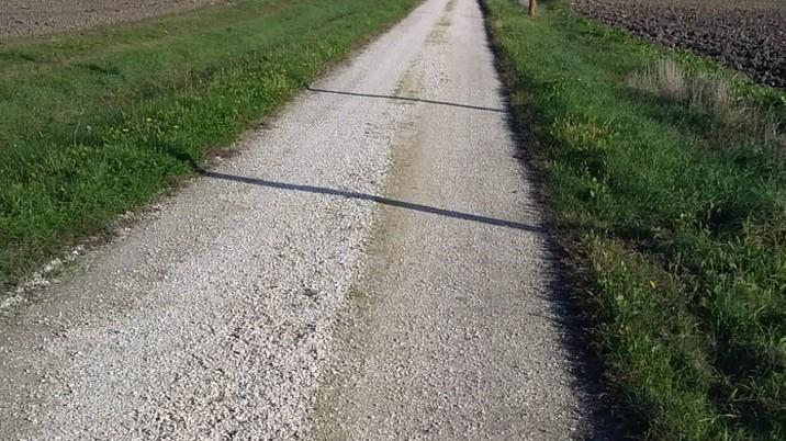 La poderale Belfiore ridotta a colabrodo, i residenti a Volania protestano