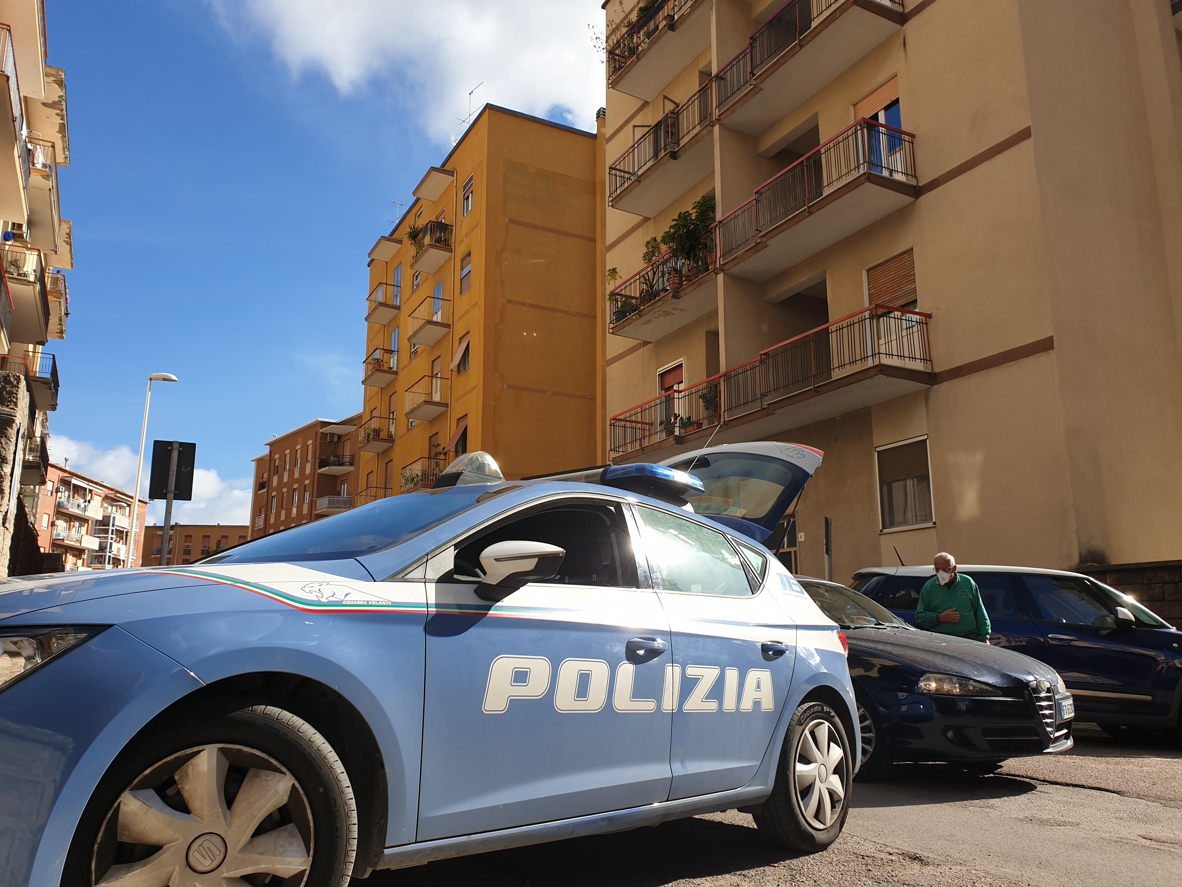 La polizia in via Cardinal Fossati (foto Ivan Nuvoli)