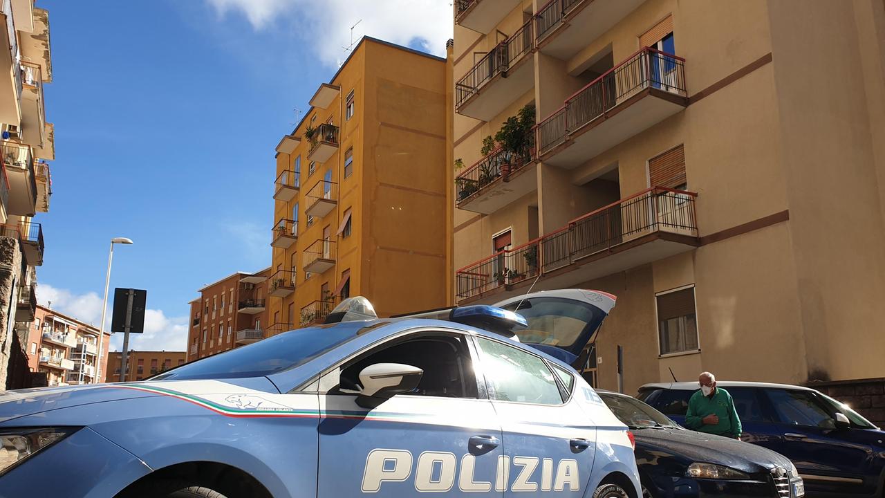 La polizia in via Cardinal Fossati (foto Ivan Nuvoli)