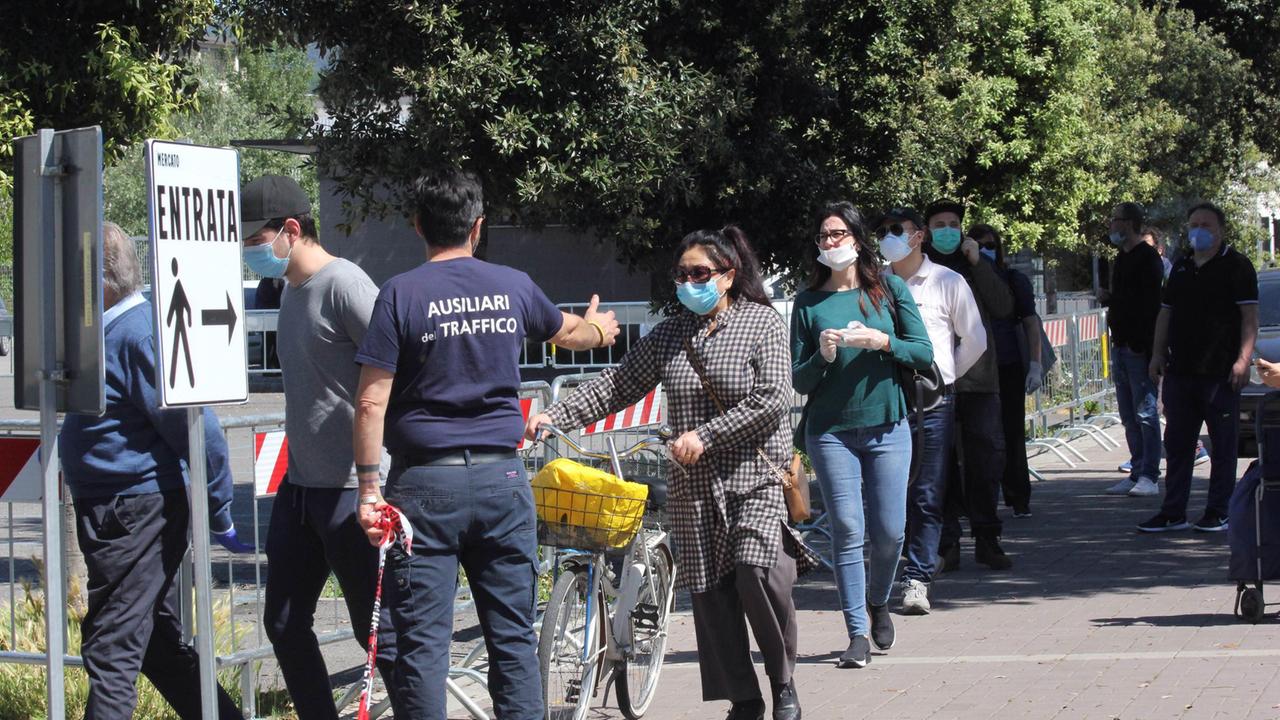 Ingressi contingentati al mercato di Prato