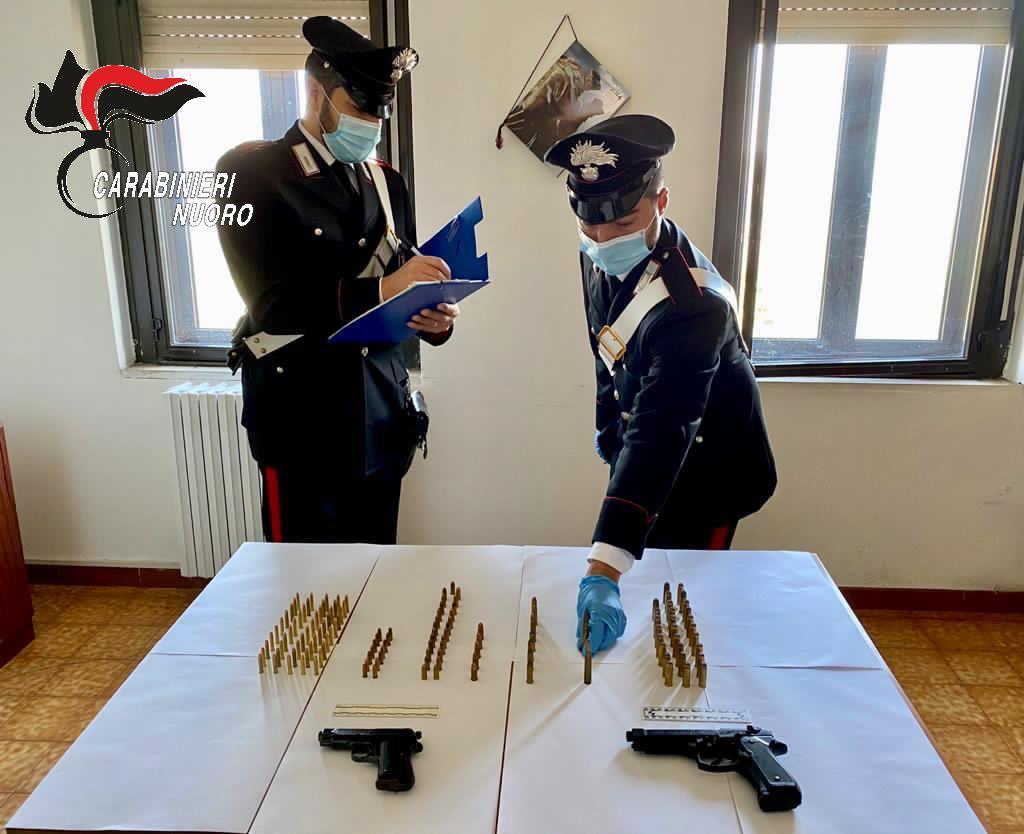 Ulassai, i carabinieri trovano due pistole: una vera e una giocattolo