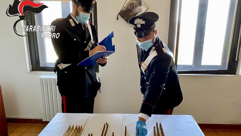 Ulassai, i carabinieri trovano due pistole: una vera e una giocattolo
