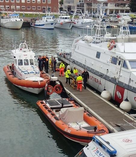 La barca affonda, pescatori salvati dal naufragio: «Rimasti in mezzo al mare per quattro ore al freddo» 