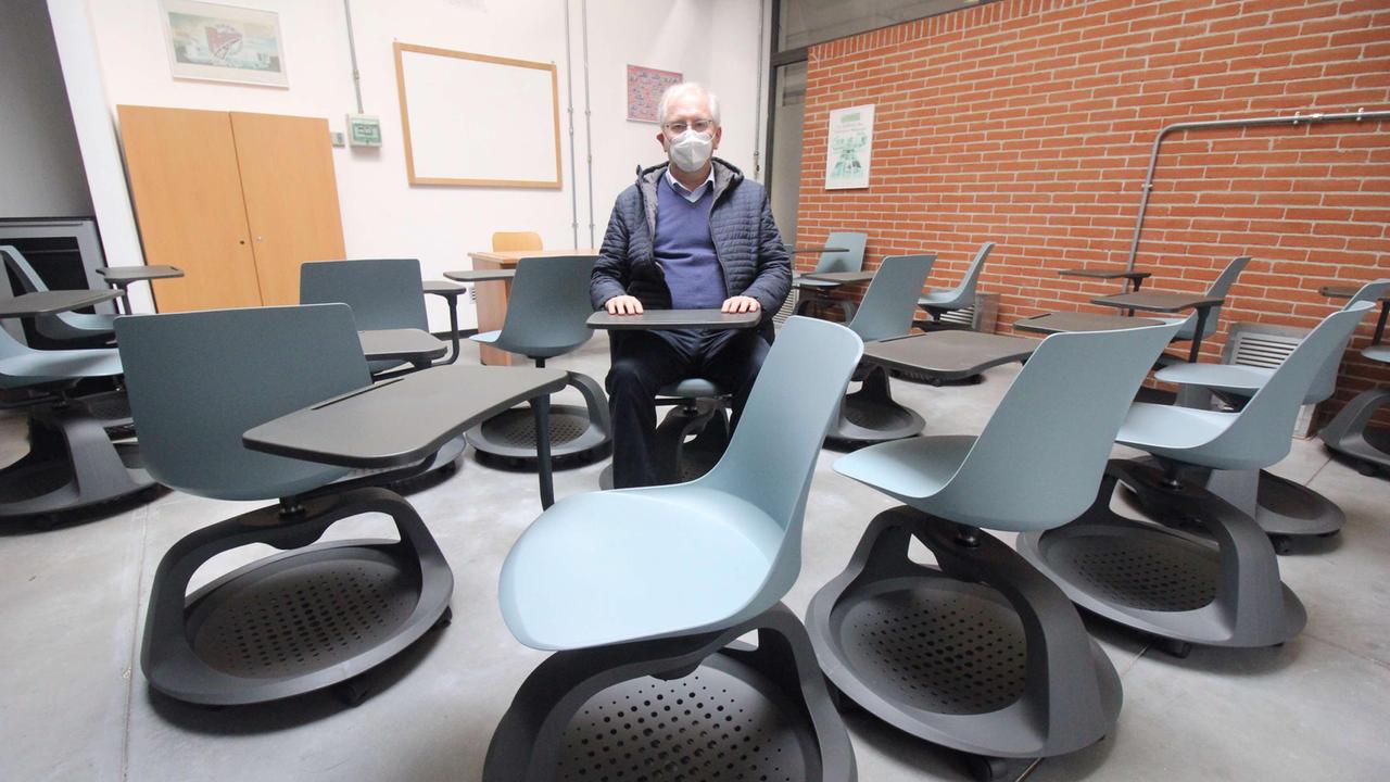 Paolo Cipriani, preside dell’istituto Marconi, in mezzo ai banchi a rotelle nella classe vuota