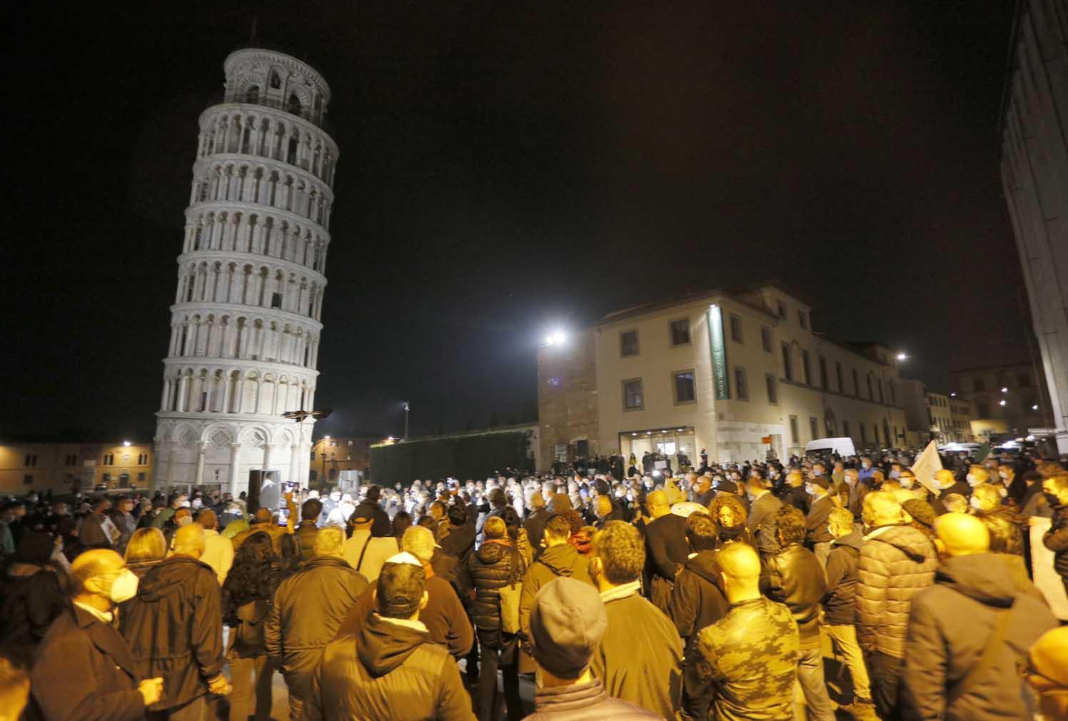 La manifestazione di Confcommercio sotto la Torre di Pisa (foto Fabio Muzzi)