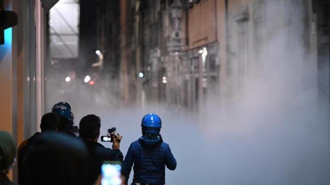 Scontri a Firenze, polizia carica e lacrimogeni