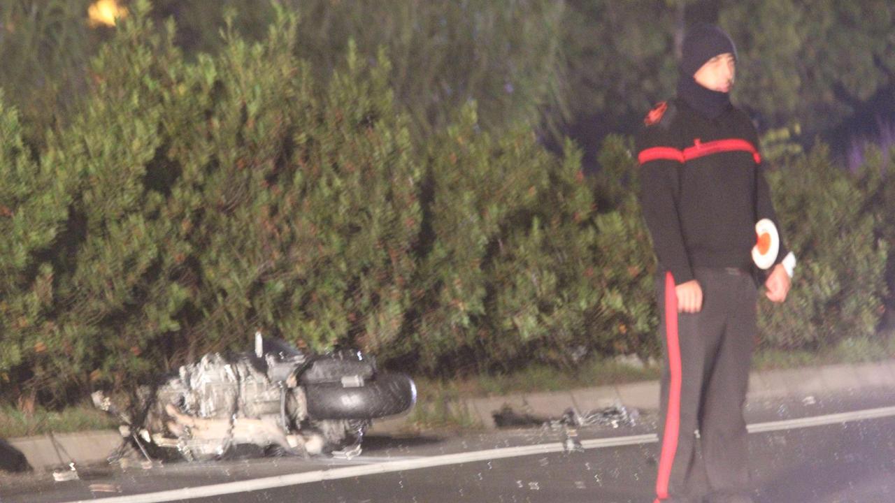 Un carabiniere accanto alla moto della vittima
