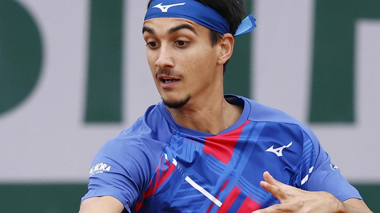 Sonego che colpo: ai quarti sfiderà il re Nole Djokovic Sinner costretto al ritiro