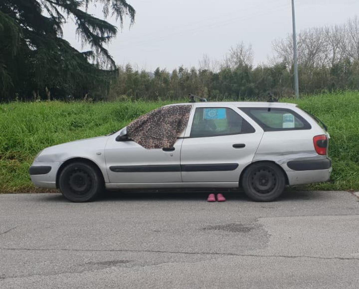 A fuoco l’auto di una donna in una zona buia e isolata 