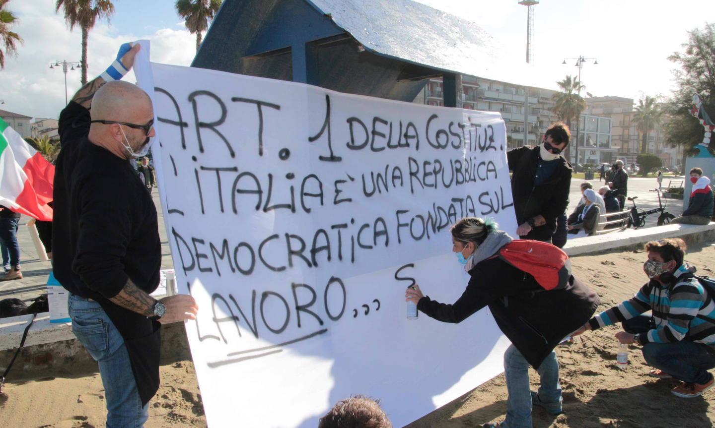 La protesta torna in piazza a Forte e a Massarosa 