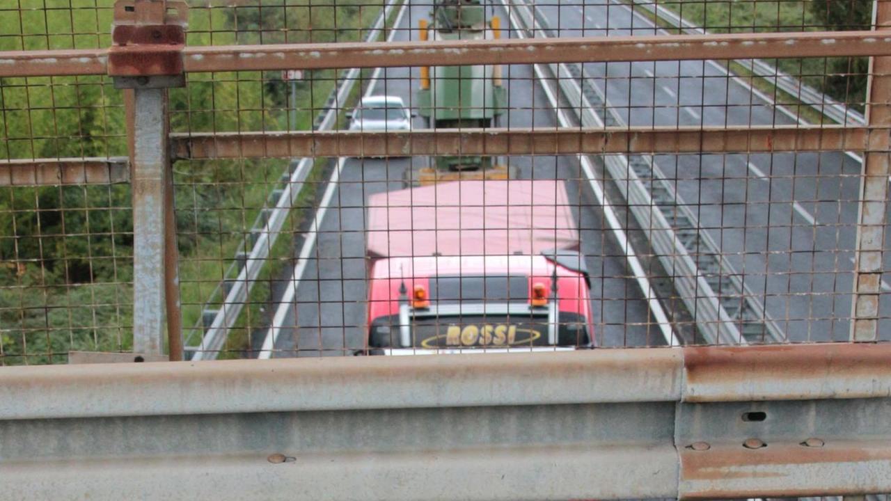 Trasporto eccezionale sbatte nel cavalcavia: Variante chiusa per ore e traffico in tilt