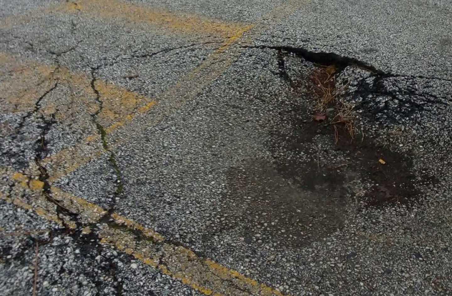 L’asfalto si apre nel parcheggio per i disabili