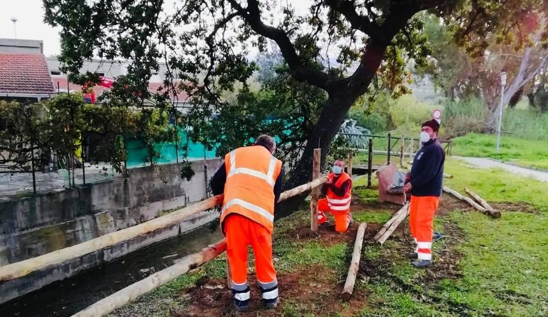 Squadre al lavoro Nuove staccionate e caditoie stradali