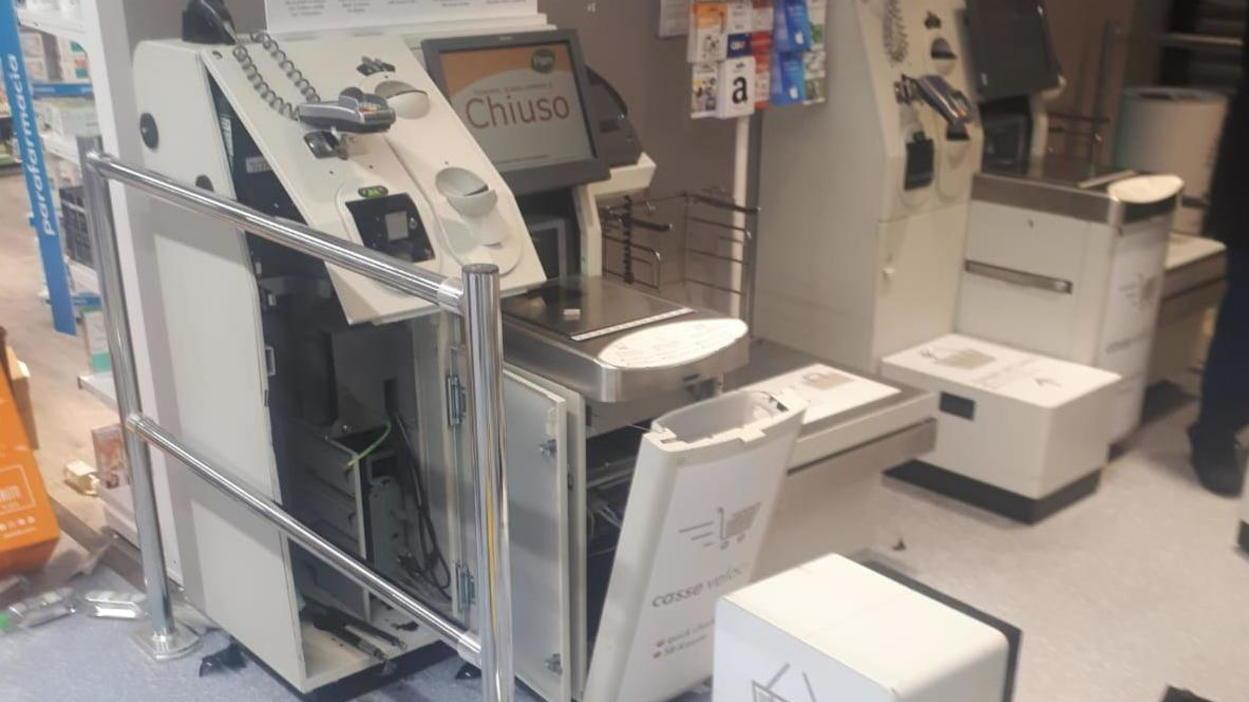 Svaligiano la cassa alla Pam e scappano con tremila euro