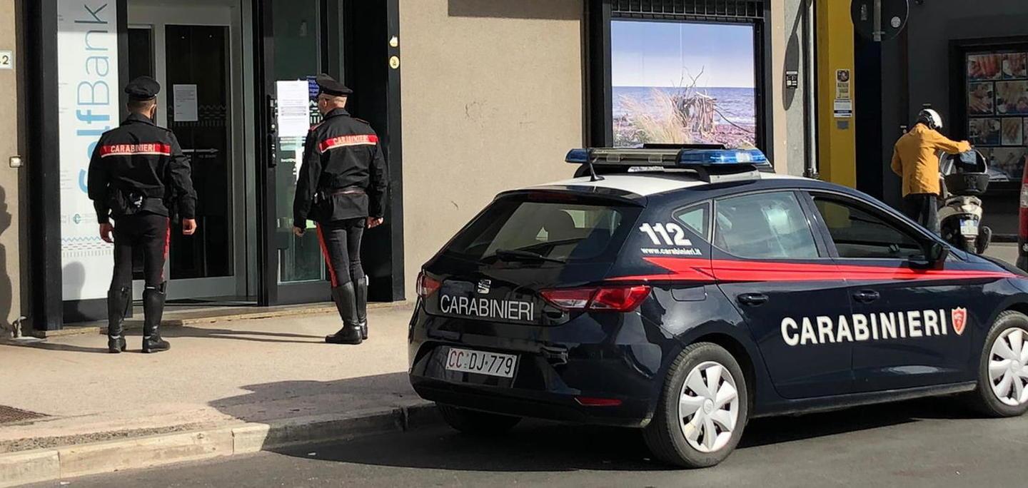 Ruba il bancomat alla vicina di casa e preleva 800 euro