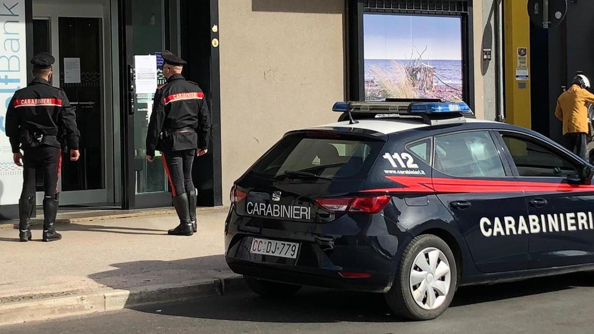 Ruba il bancomat alla vicina di casa e preleva 800 euro