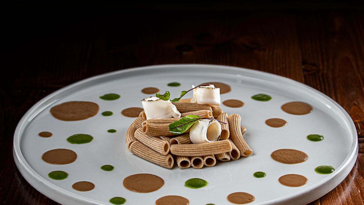 I maccheroni al colombo e lardo sorprendono anche i gastronomi
