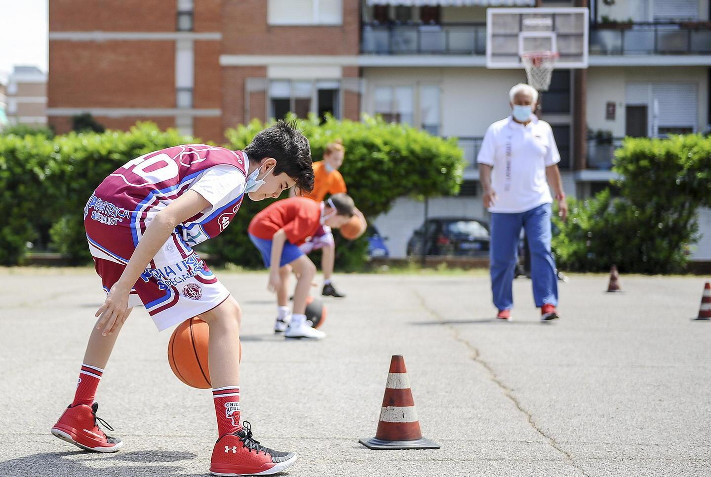 A canestro sì, ma da soli e all’aperto Le società livornesi aprono i playgroud 