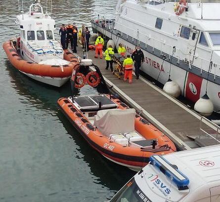 Affonda peschereccio salvi due marittimi aggrappati all’“atollo” 