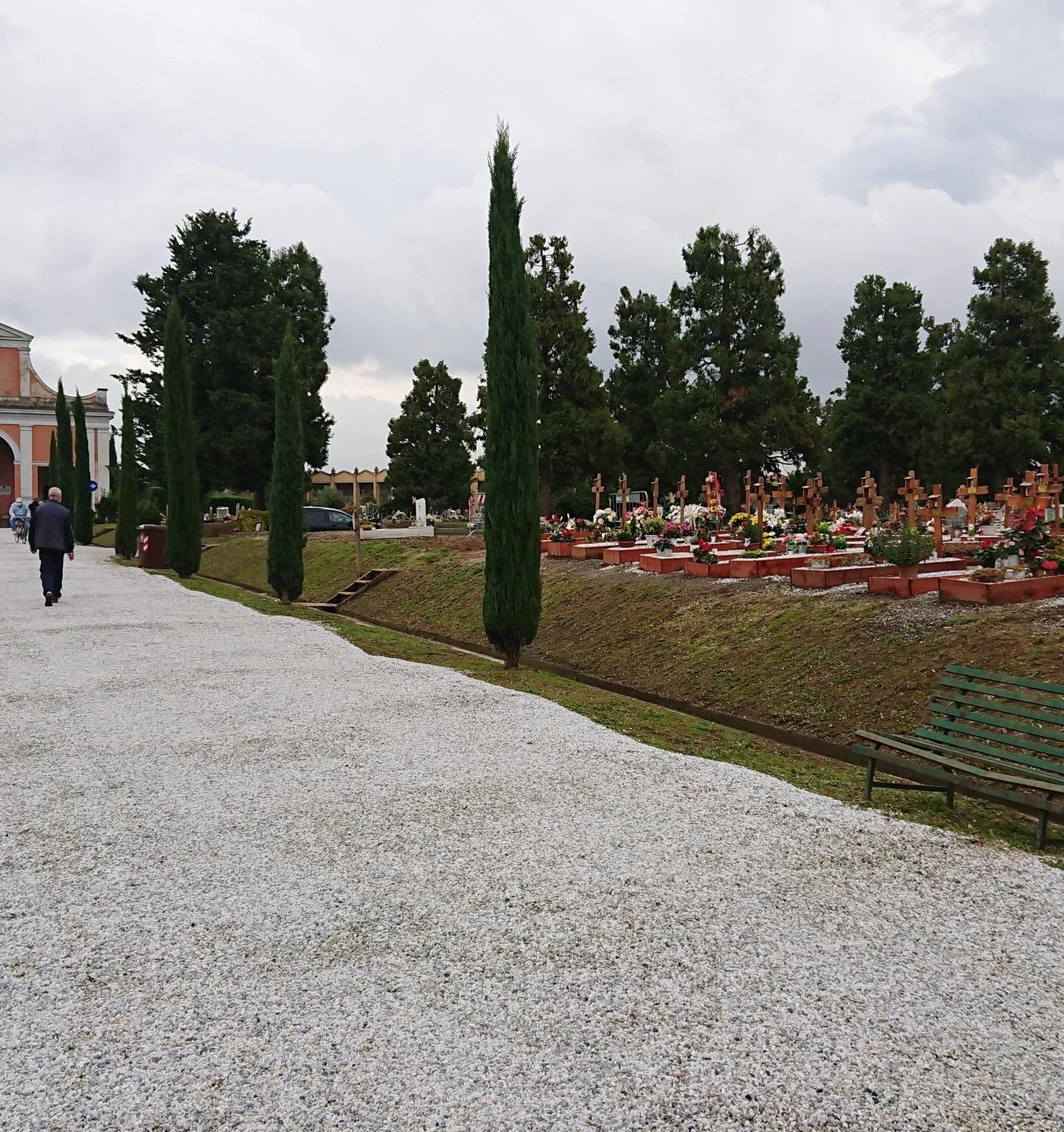 Lavori in corso nei cimiteri su tetti e intonaci 
